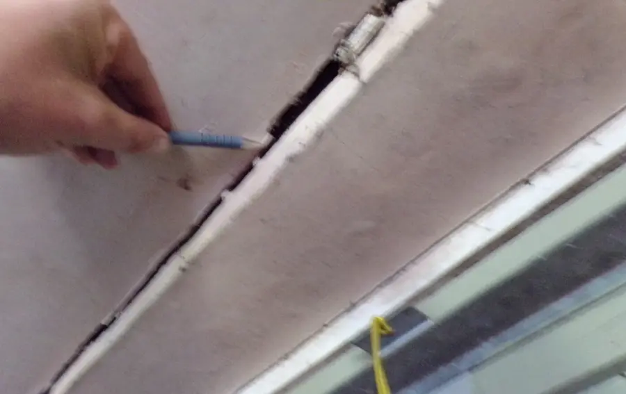 Assessing a separation crack